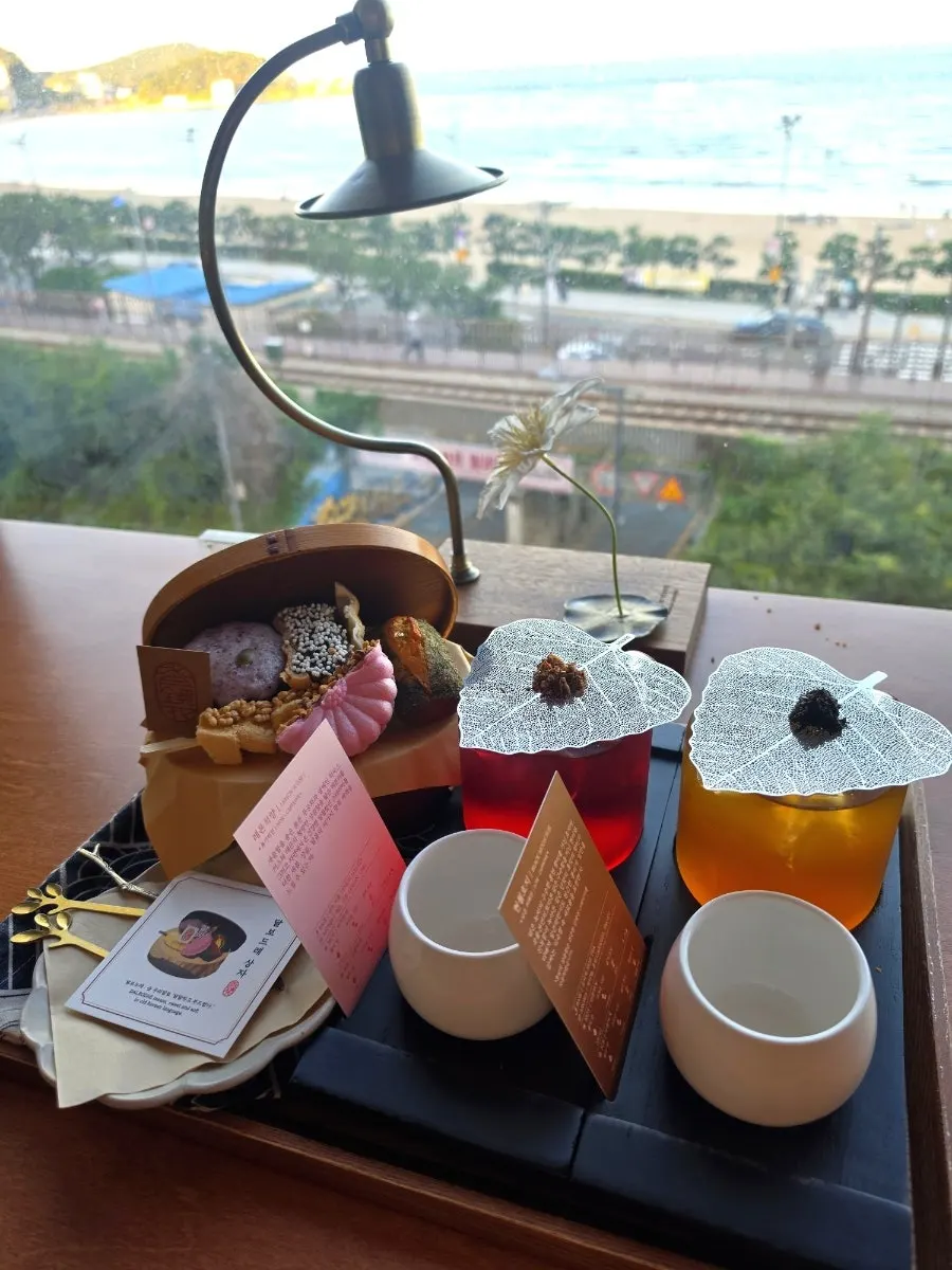 Table setting with iced hyeonwolhojicha, iced lemon sunset, and the dalbodre box