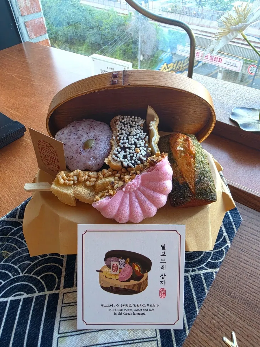 Plating of the dalbodre dessert box