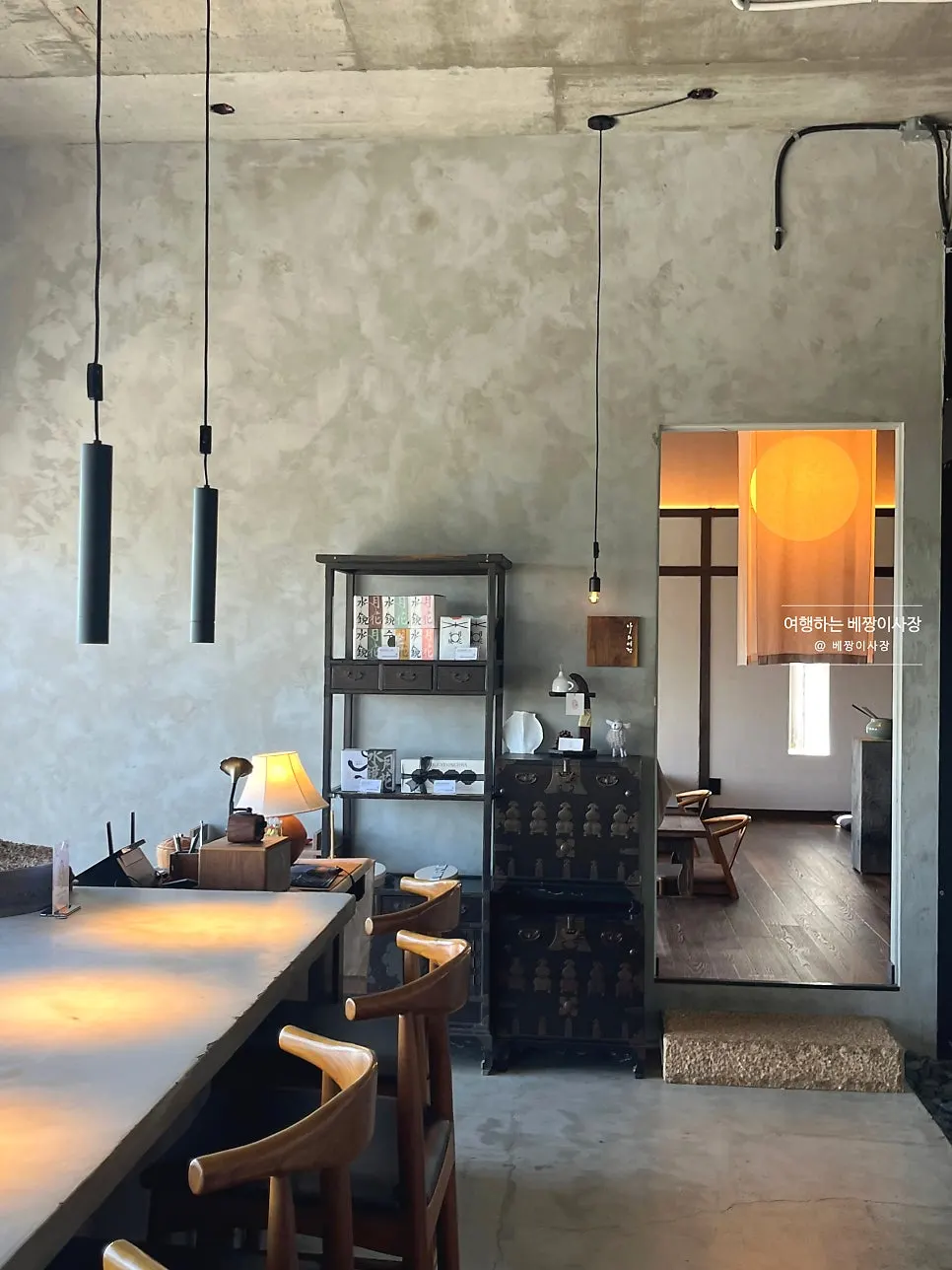 Serene hanok-style space on Suwolgyeonghwa's 3rd floor