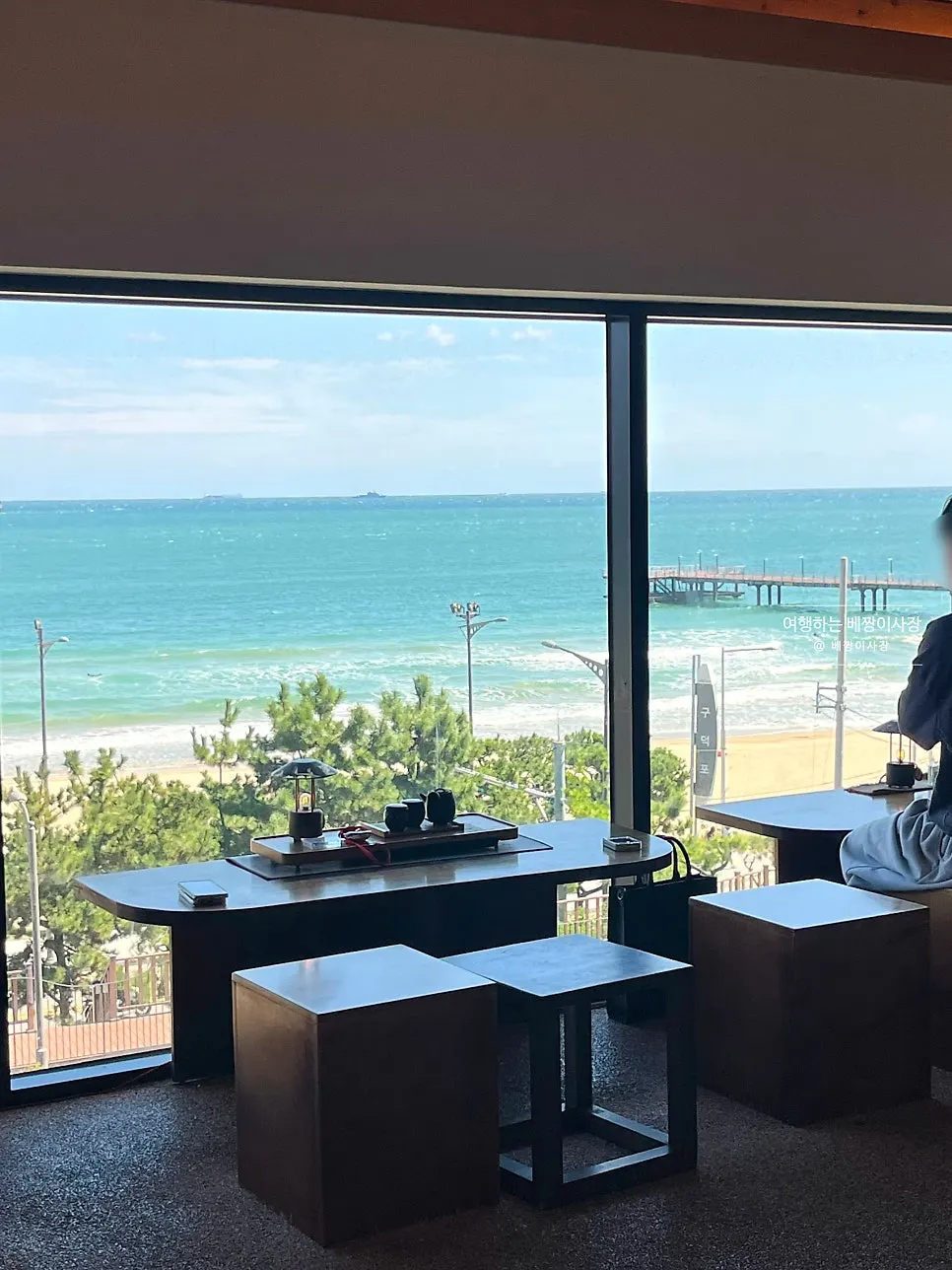 Songjeong Beach seen through the 4th floor floor-to-ceiling windows