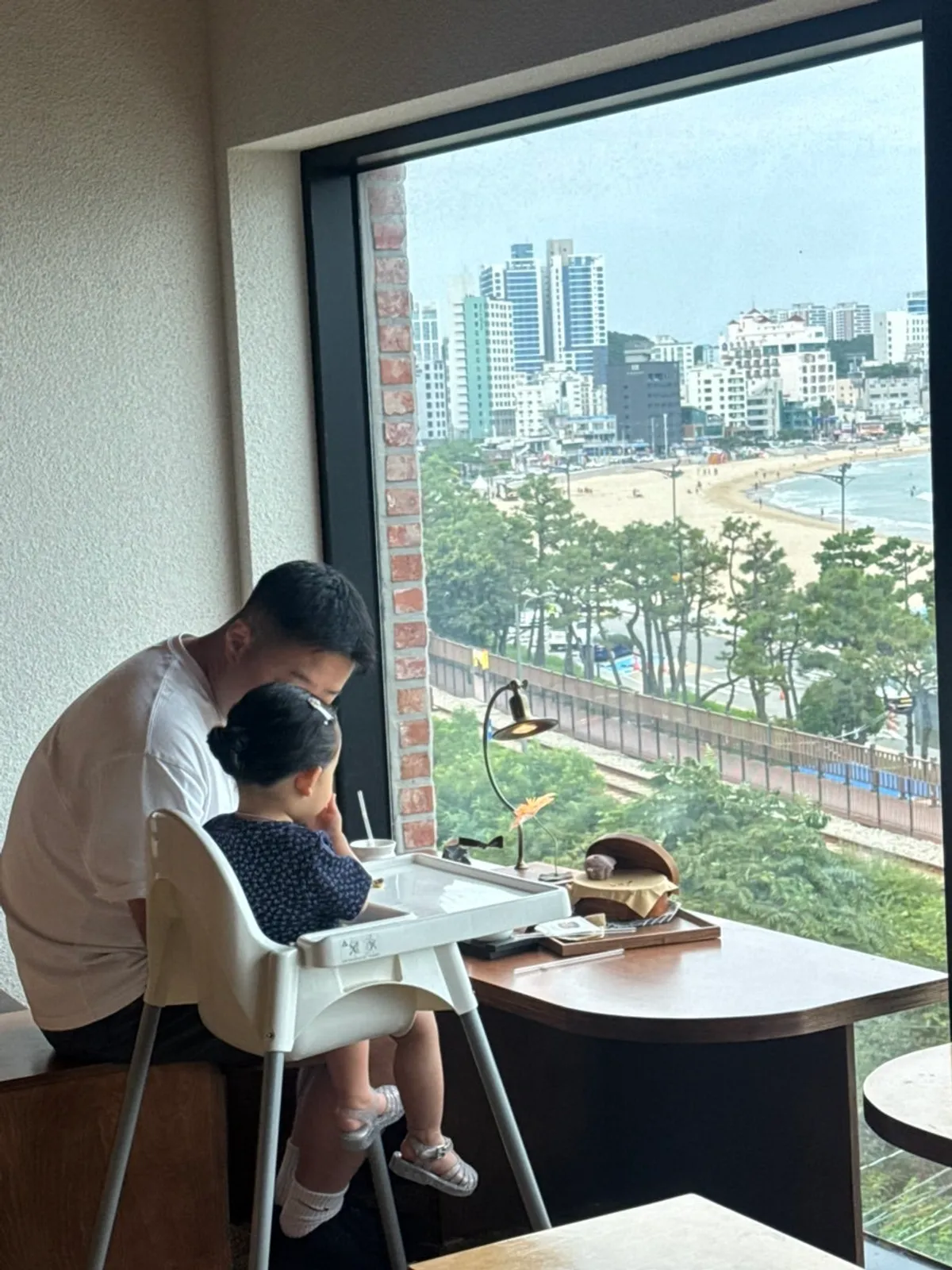 통유리 창으로 송정해수욕장이 보이는 좌석