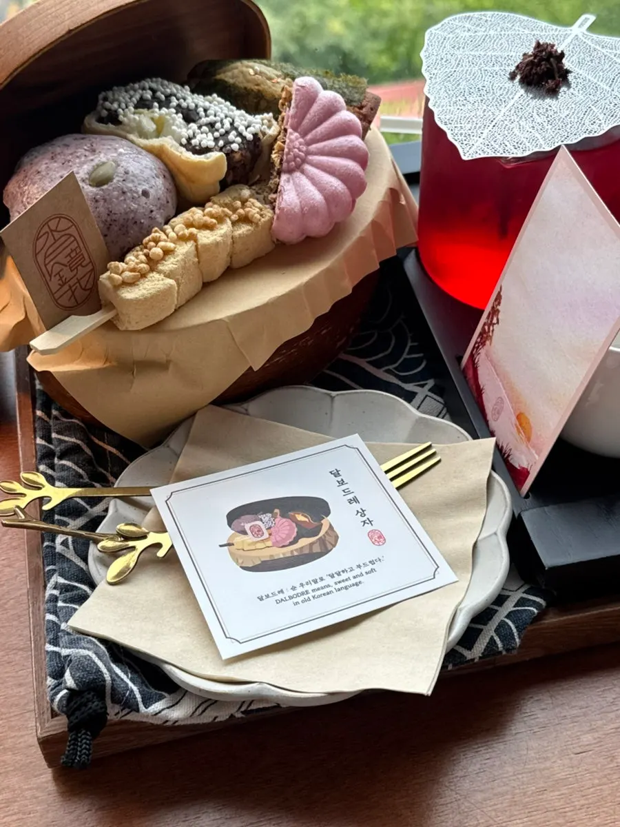 한국적인 디저트 상자와 바다 배경