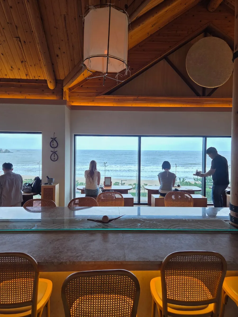 Accessories and guestbook at Suwolgyeonghwa