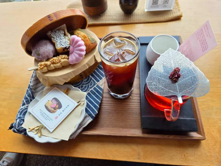 Coffee, tea, and the Dalbodeure box