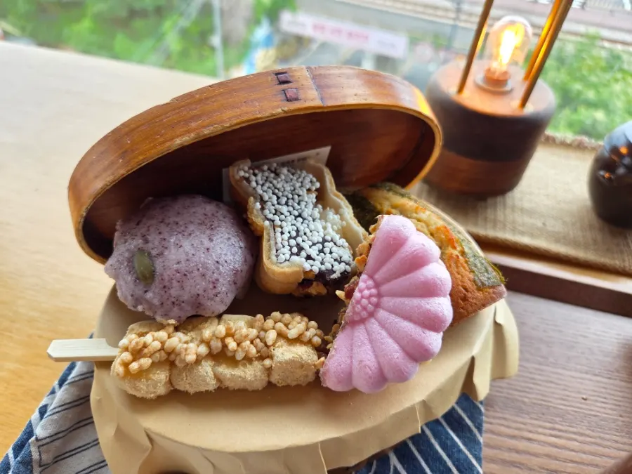 Korean-style snacks in the Dalbodeure box