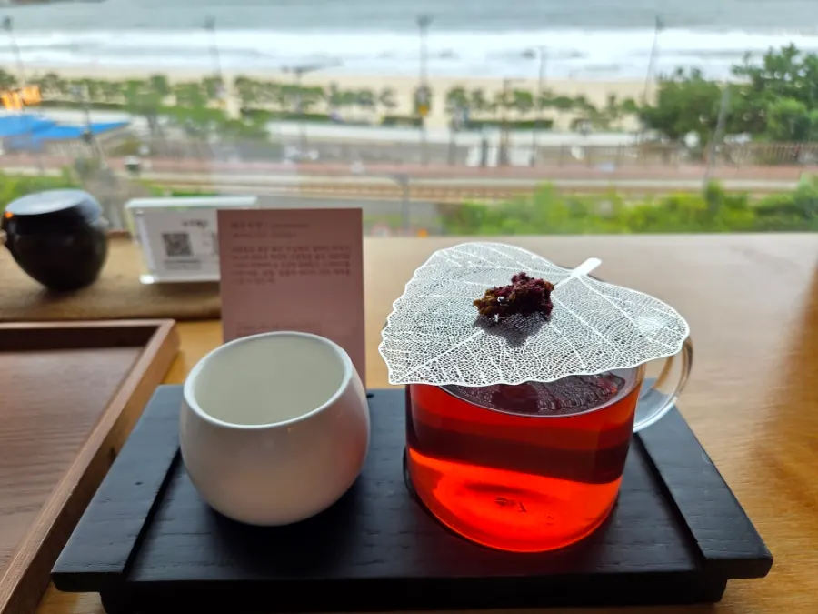 Fusion-style monaka in the dessert box