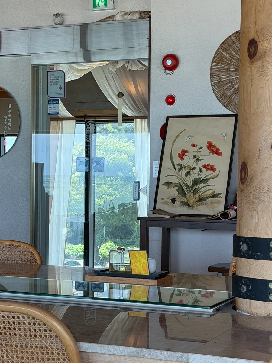 Interior de Suwolgyeonghwa con techos altos y tonos coreanos
