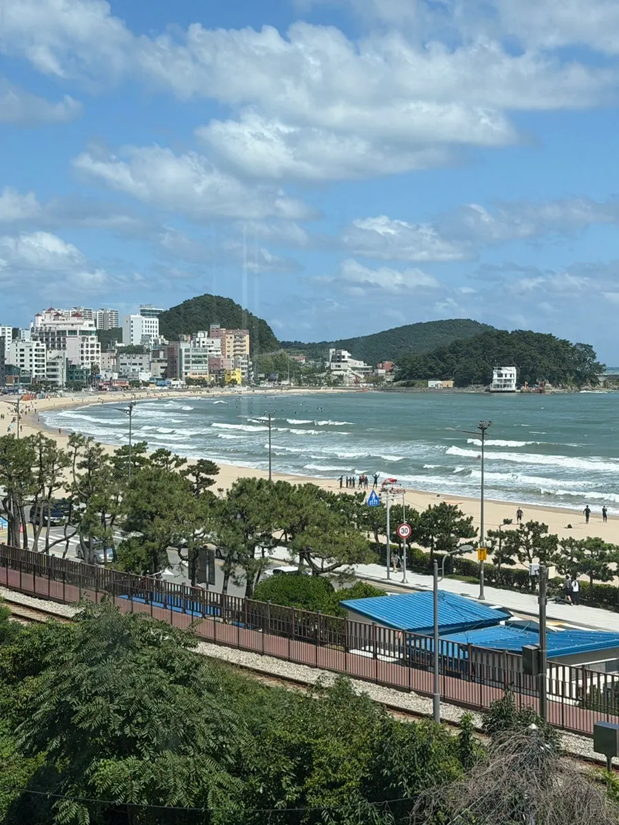 Espacio de Suwolgyeonghwa con el gran ventanal hacia el mar de Songjeong