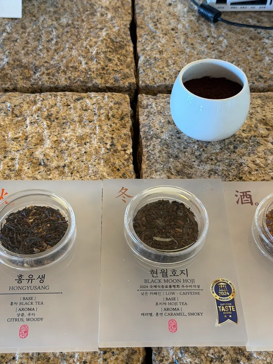 Carta con té tradicional y café juntos