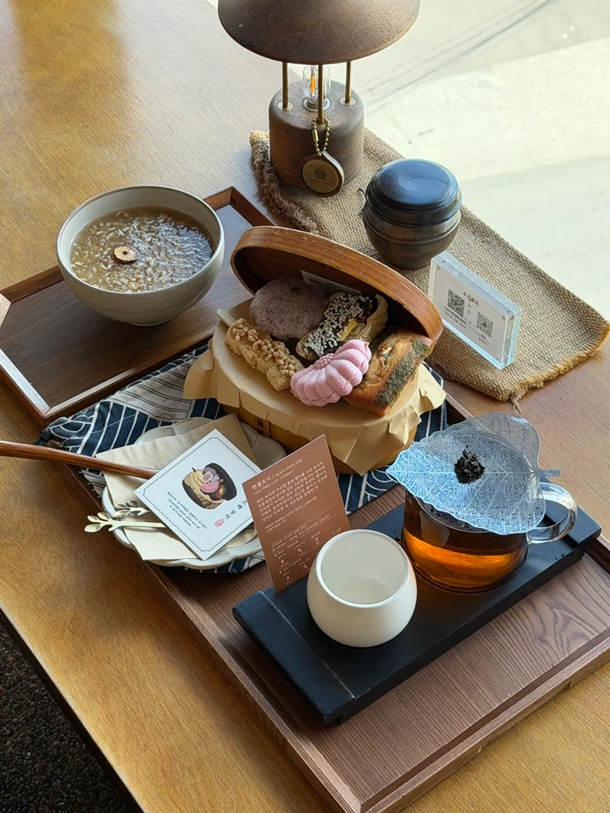 Mesa con hyeonwolhoji, bam-sikhye y la caja dalbodeure