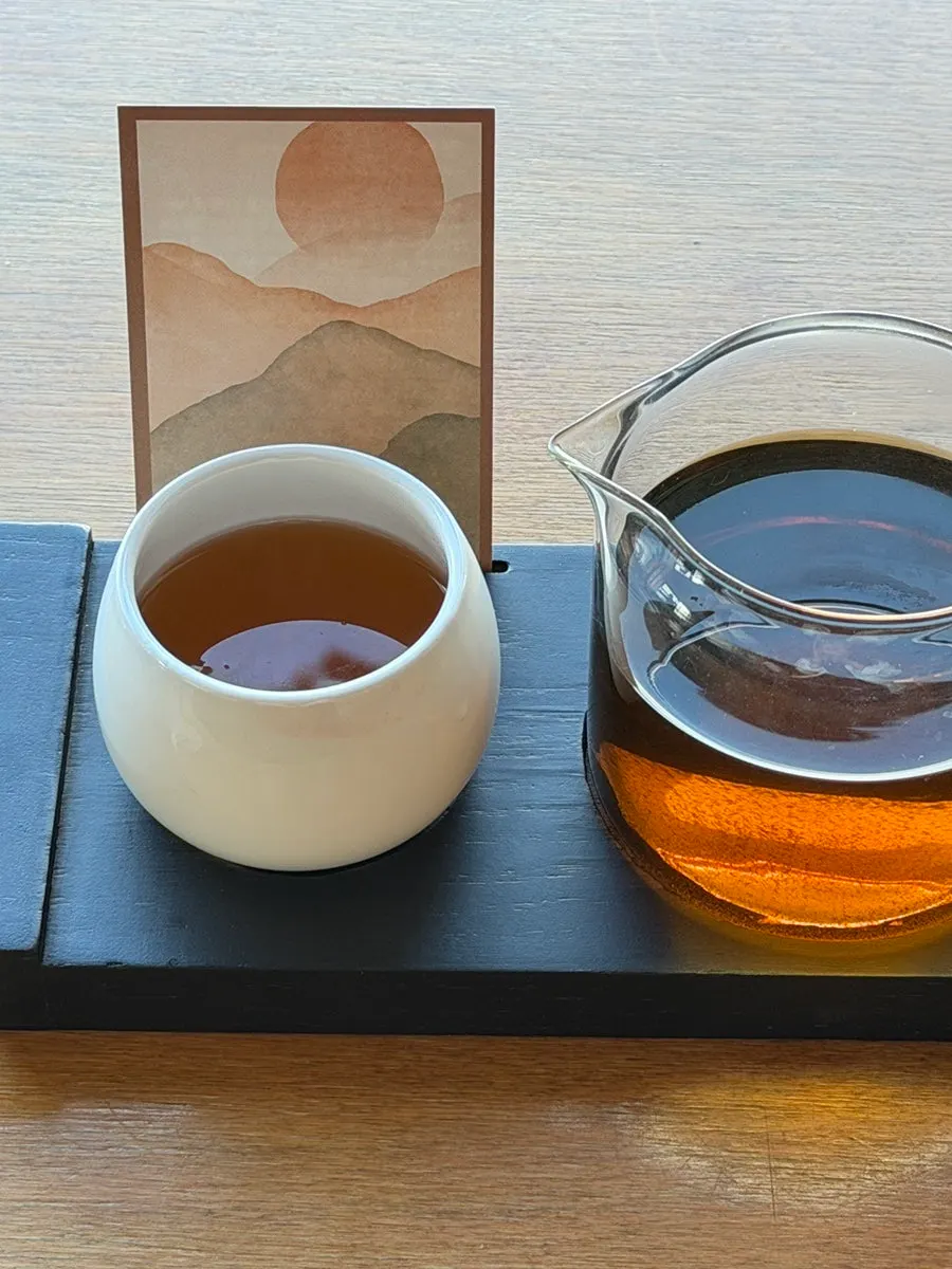 Hyeonwolhoji caliente servido en la taza