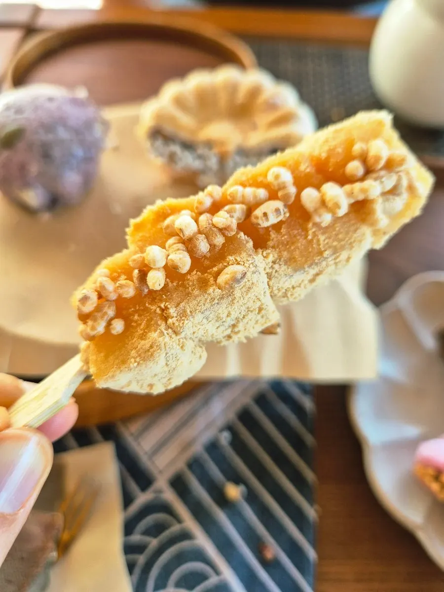 包含黑米蒸糕麵包的傳統茶點