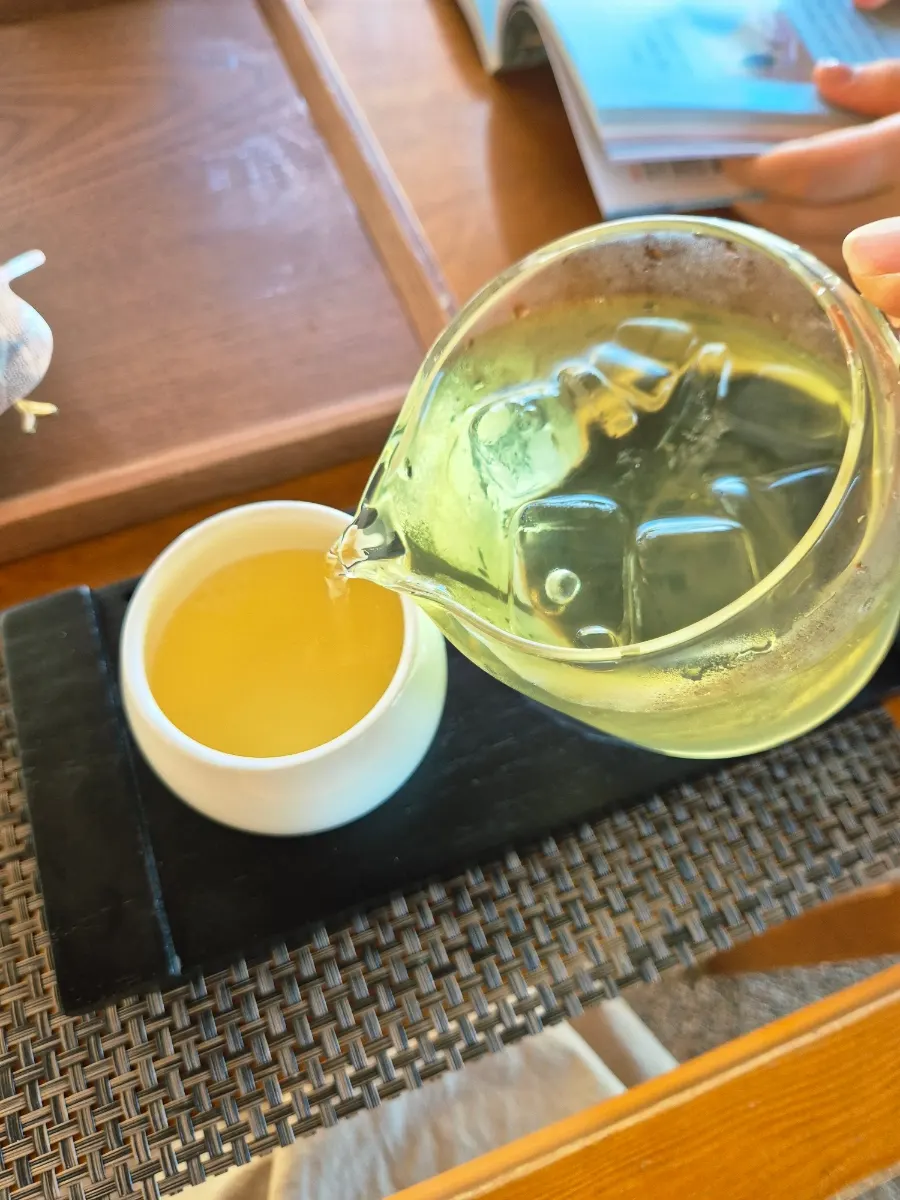 放在窗邊的濟州微風茶杯