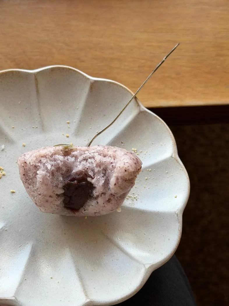 Injeolmi kkochaengi con un bocado dado