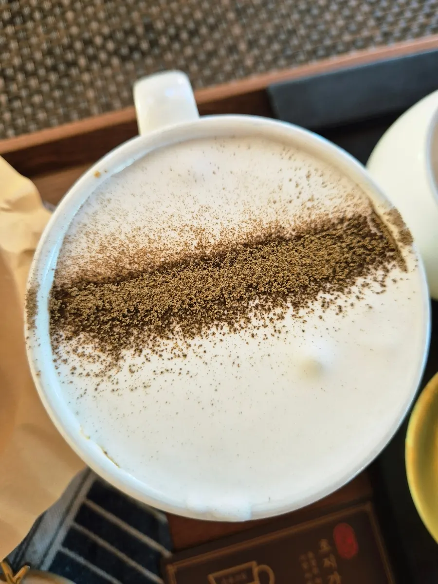 擺上奶霜的焙茶咖啡杯