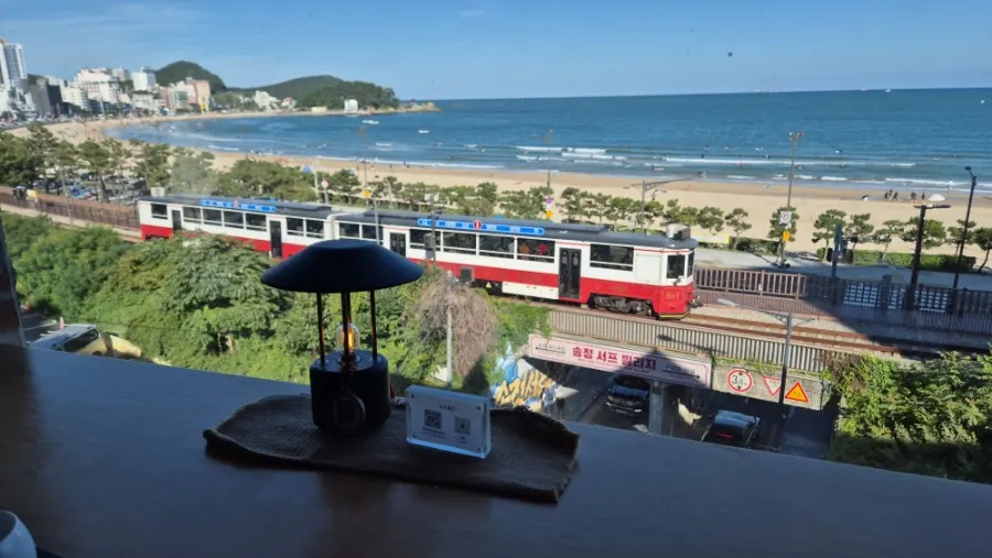 能看到松亭海邊與海邊列車的橫幅風景
