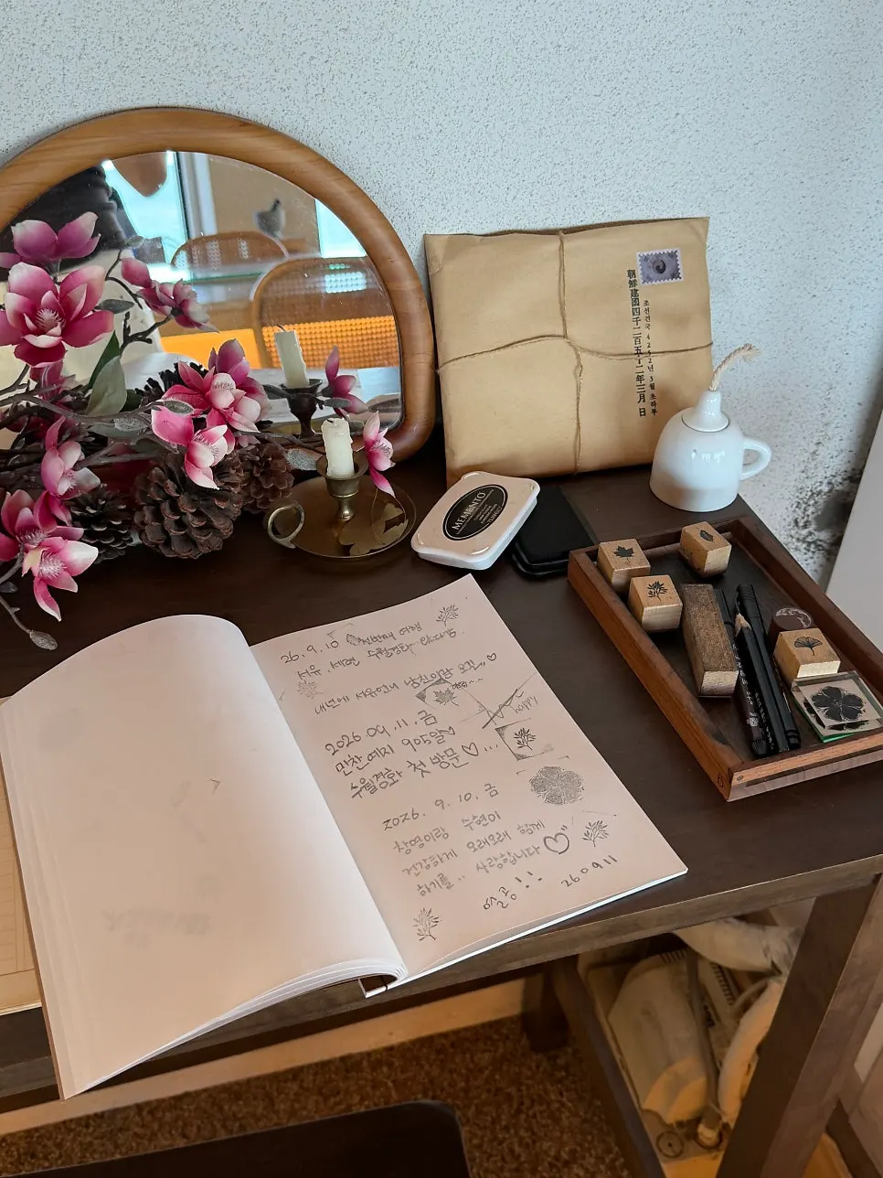 향과 맛 설명이 붙은 차 진열
