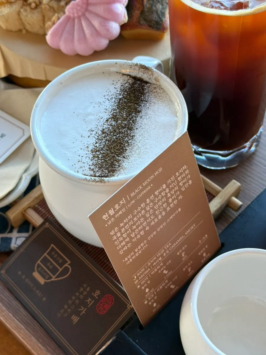 달보드레상자와 음료가 함께 놓인 테이블