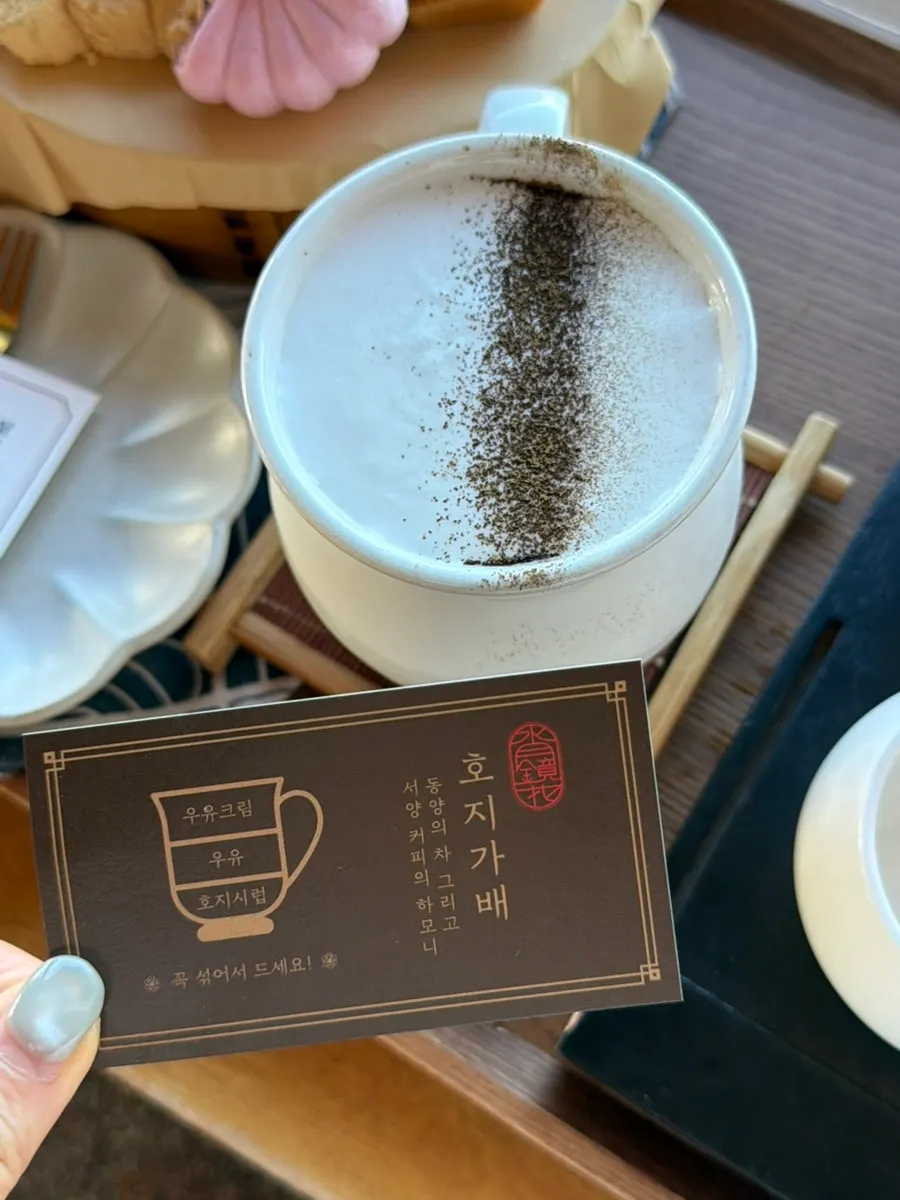 바다 배경의 수월경화 디저트와 차