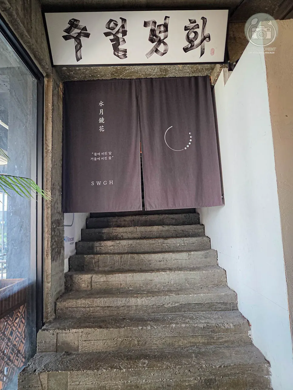 縦構図で撮った水月鏡花の窓辺の席