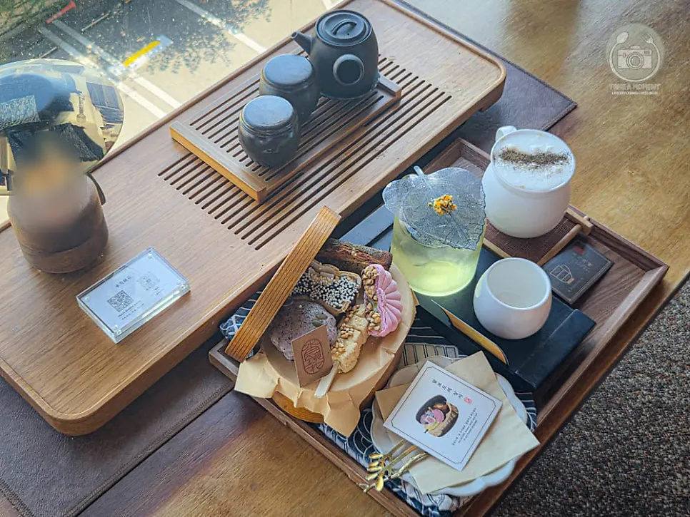 お茶を飲む窓辺のテーブル