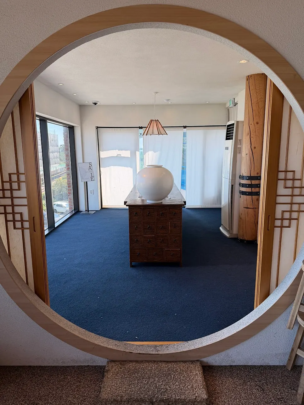 Window and central table at Suwolgyeonghwa