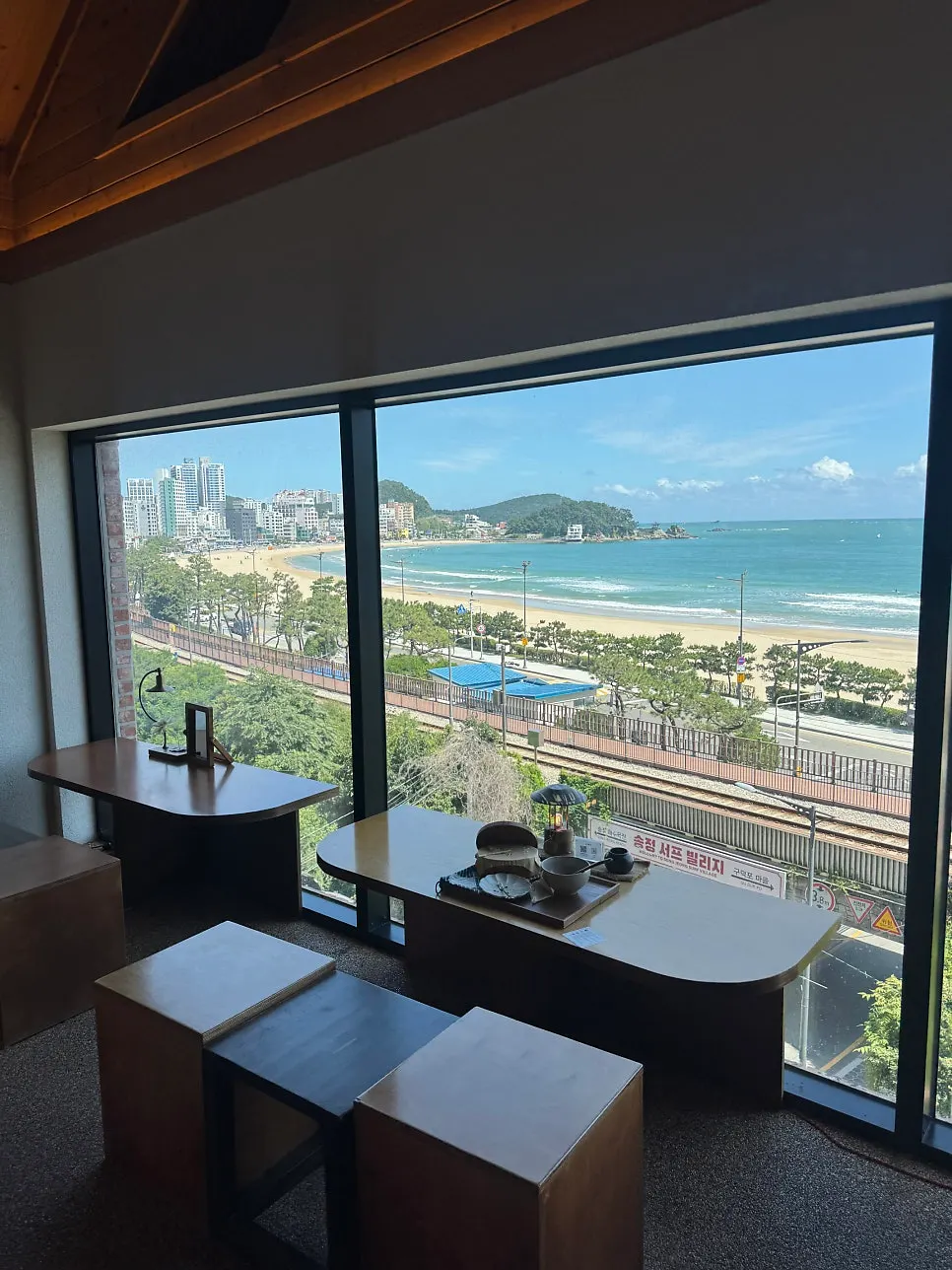 수월경화 통유리창 너머 송정 바다