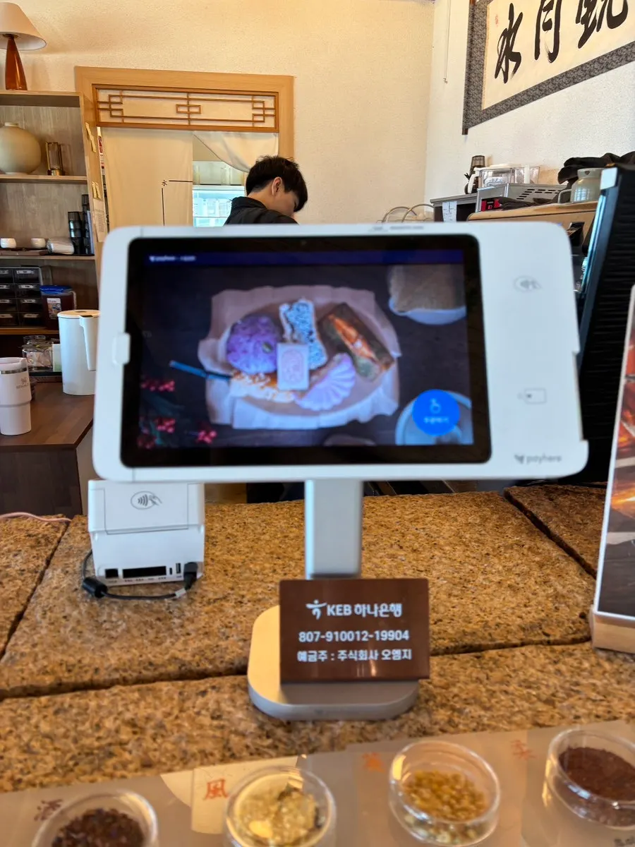 Suwolgyeonghwa tea and Korean desserts