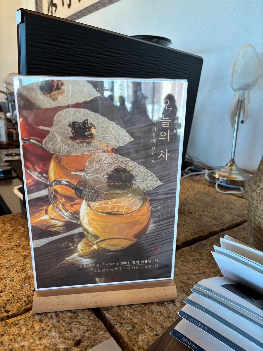 Suwolgyeonghwa tea and Korean desserts