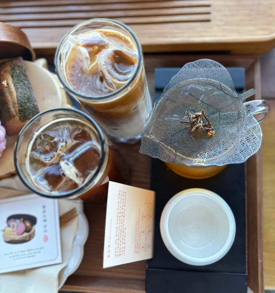 Suwolgyeonghwa tea and dessert set