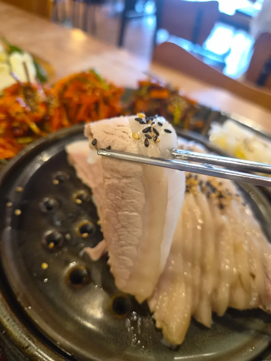 깨를 뿌린 가브리살 보쌈 접시