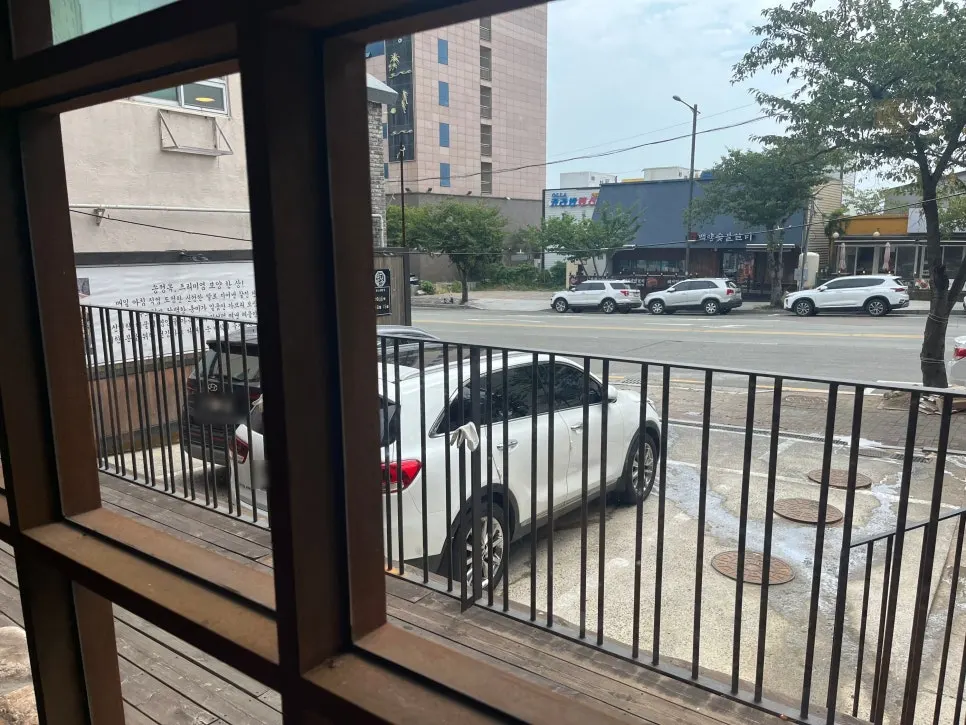 Families dining inside Songjeongok