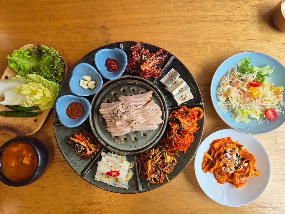 전복 솥밥과 함께 차려진 다양한 반찬