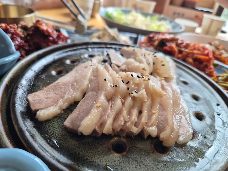 부드럽게 썰어 나온 수육 한 접시