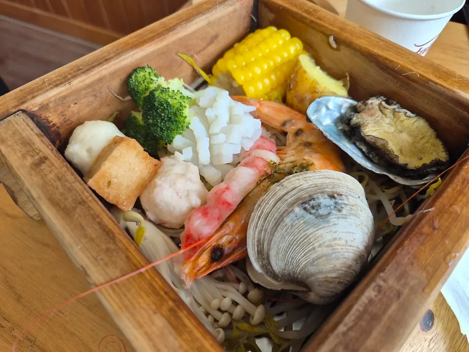 편백나무 찜기에 담긴 해물 편백찜