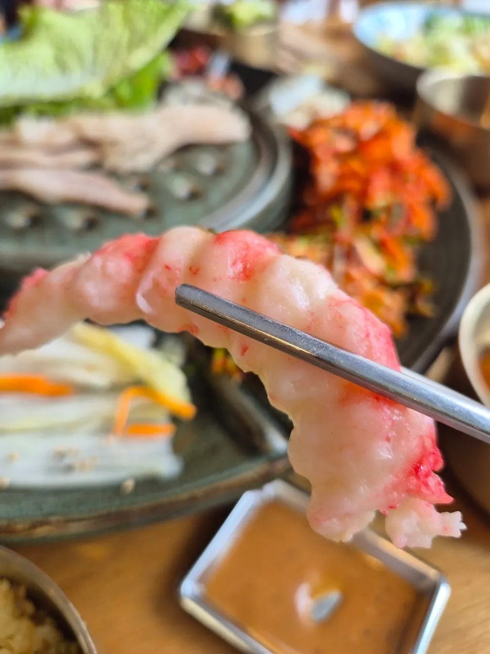 솥밥과 해물 편백찜을 함께 차린 상