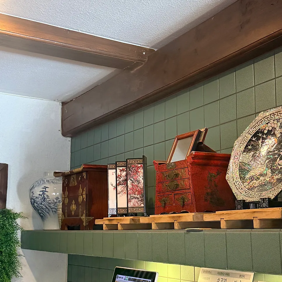 Table setting at Songjeongok Songjeong Main Branch