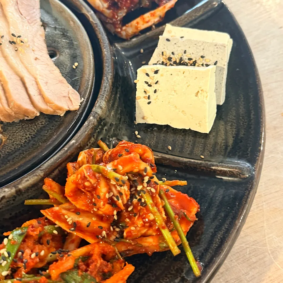 Gabrisal bossam with wrap vegetables at Songjeongok