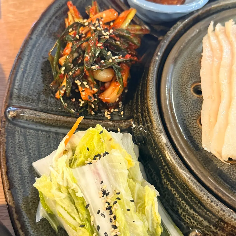 Bossam with accompanying side dishes