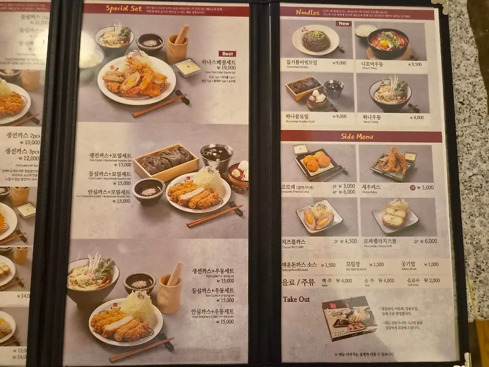 큰 테이블이 놓인 매장 좌석