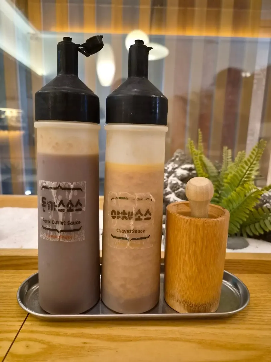 돈까스와 소스 곁들임