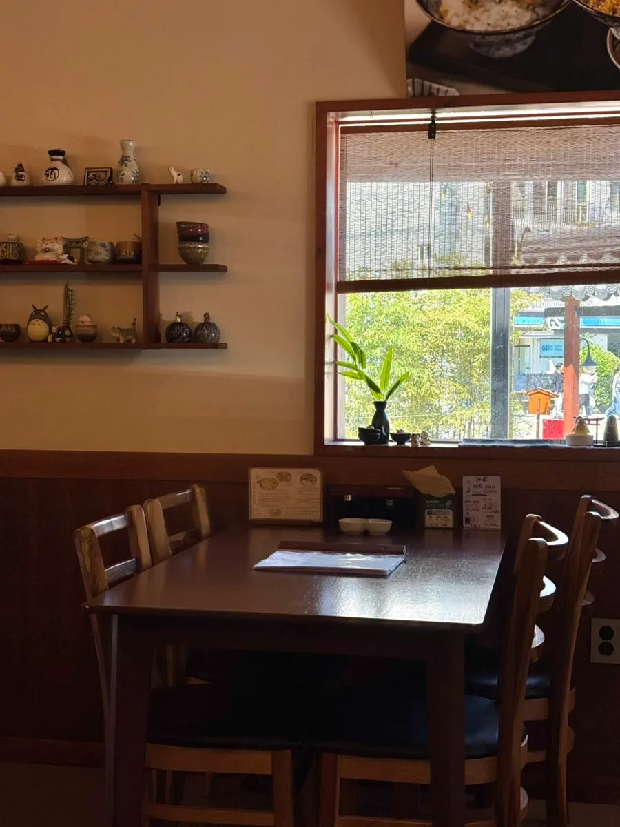 Yuok interior with counter and table seating