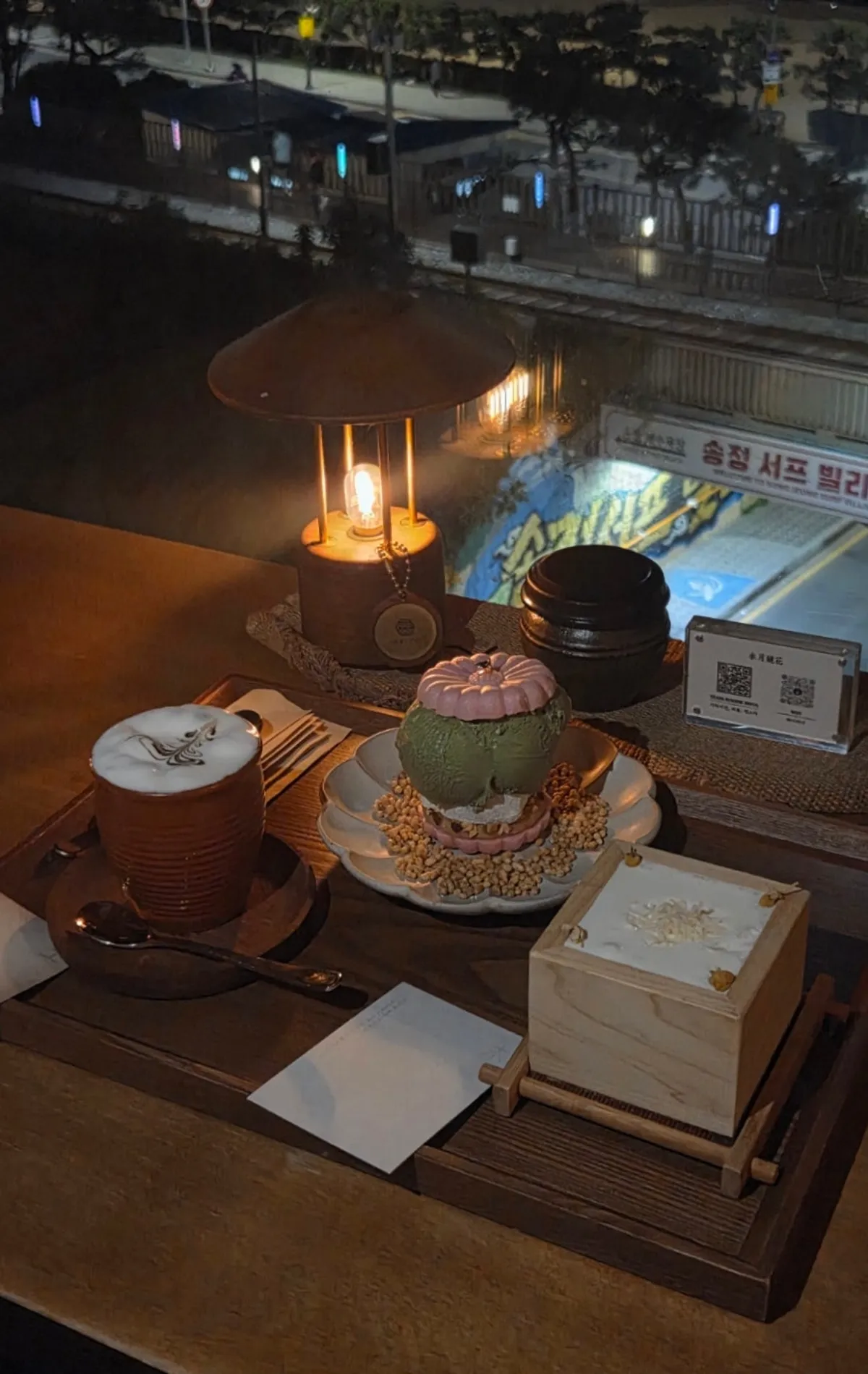 오션뷰와 함께 놓인 밤마실 요일 메뉴