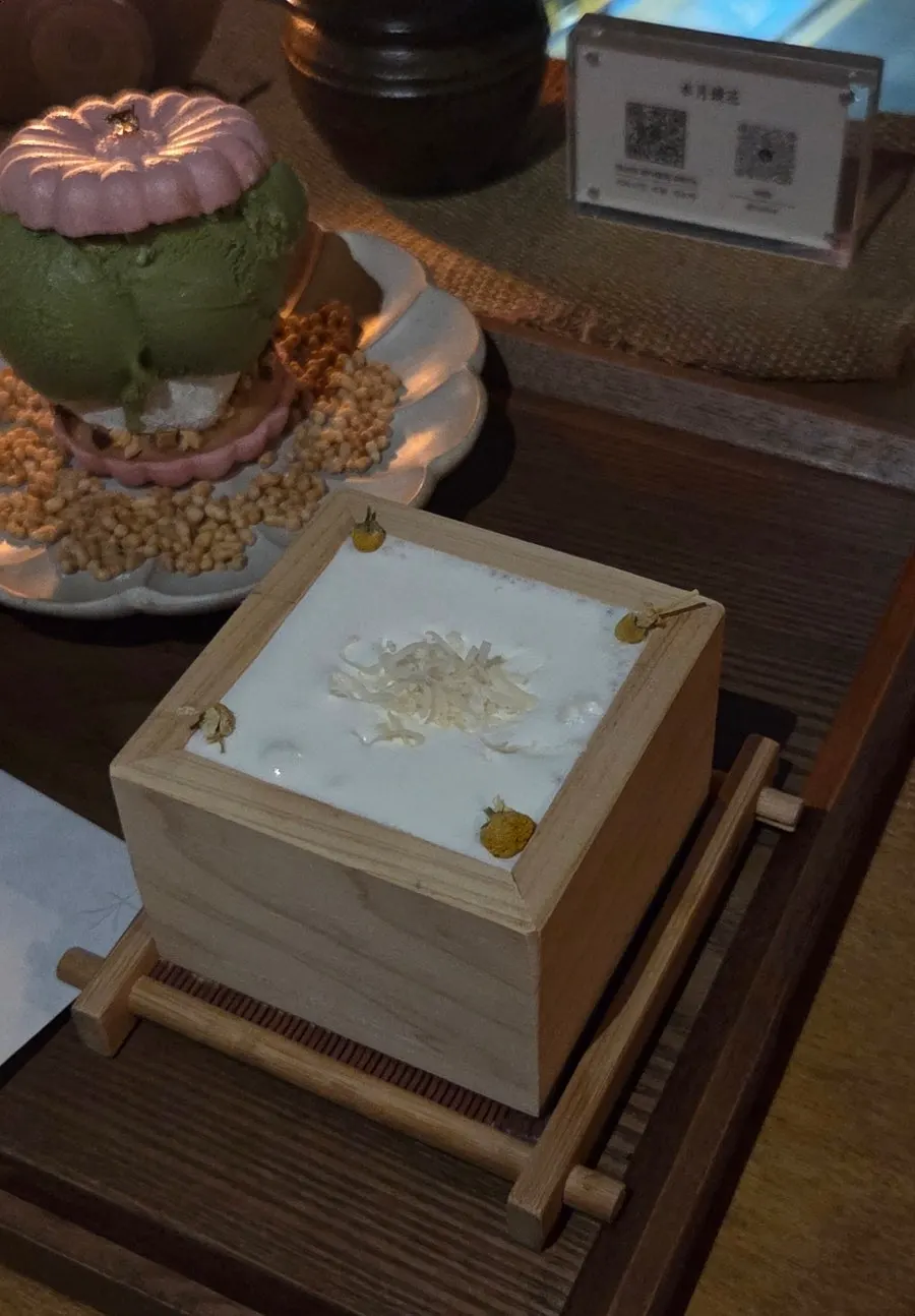 캐모마일 꽃이 올라간 목 메뉴