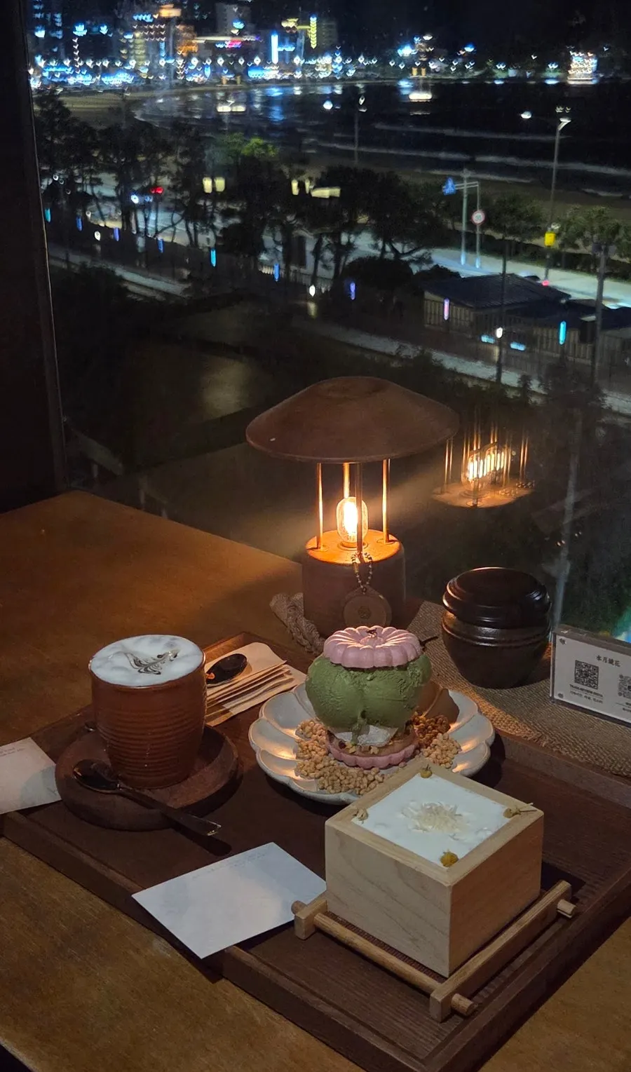 창가 자리에 놓인 수월경화 차와 디저트