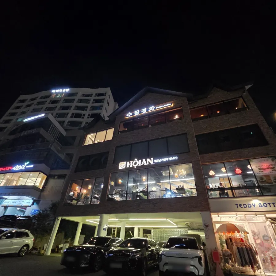 Suwolgyeonghwa storefront during the night stroll hours in Songjeong