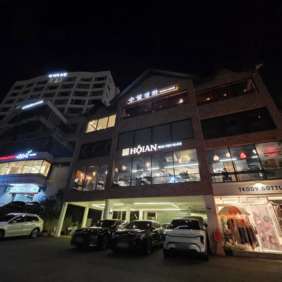 Location of the Suwolgyeonghwa building in front of Songjeong Beach