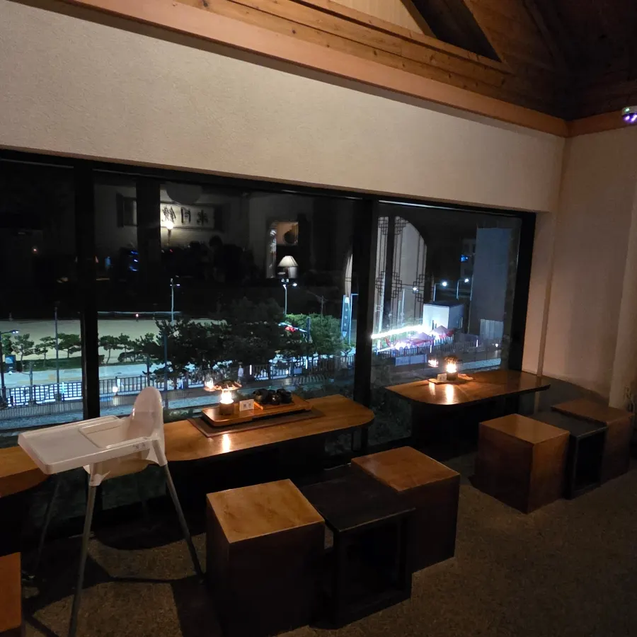 Café interior decorated in a hanok style