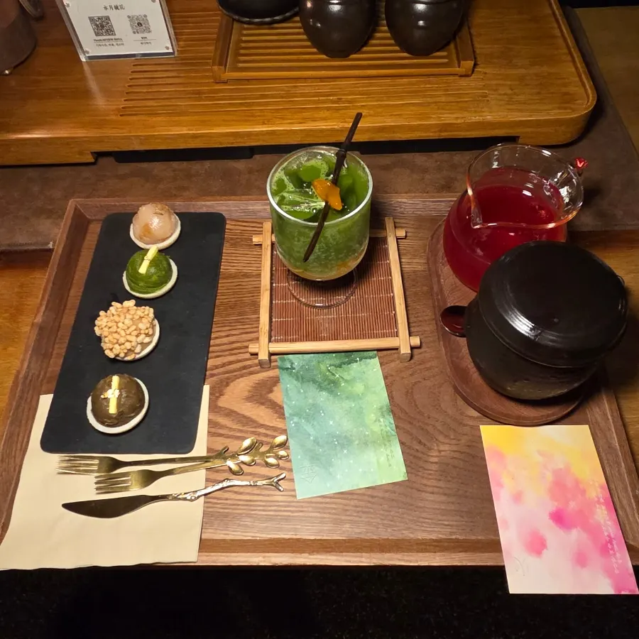 Pungwol monaka and a drink set on the table