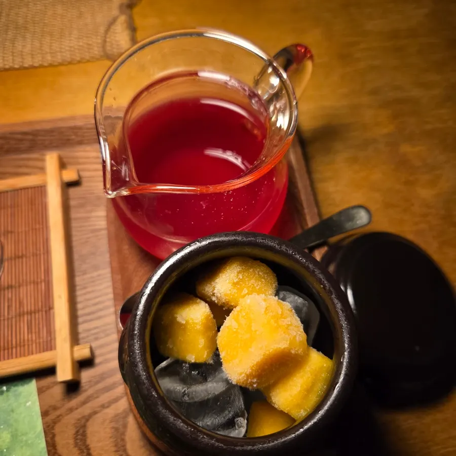 Iced tea Hwa with hibiscus and mango